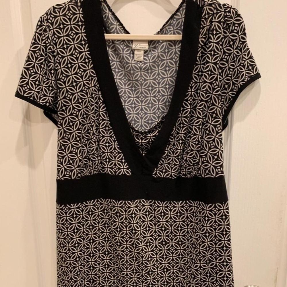 Venezia Black and Tan Designs Knit Shirt V Neck Tie in the Back Sz 22/24